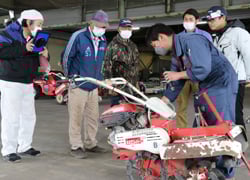 積極的に質問しながら使用方法を学ぶ参加者