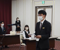 誓いの言葉を述べる伊澤さん