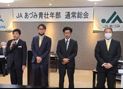 抱負を述べる鶴見部長（左）