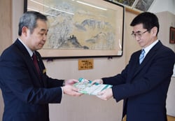 教材を渡す鳥原部長（左）