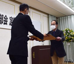 表彰状を受け取る中原さん