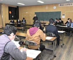 早めの栽培管理を呼び掛ける上條部会長（中央）