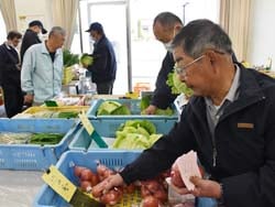 にぎわう直売所内