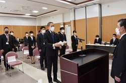 寺沢組合長から1人ひとり辞令交付を受ける新採用職員