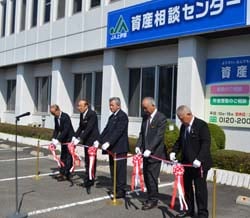 テープカットでオープンを祝う出席者