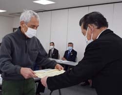 加藤部会長（右）から表彰を受ける部会員