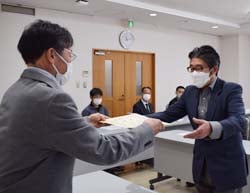 小林部会長（左）から表彰状を受け取る荻原さん