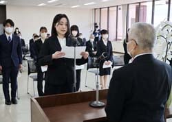 小松組合長を前に決意表明をする小口さん
