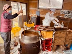 煮詰め作業を行なう女性部員