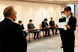 決意を述べる浜田さん(右)