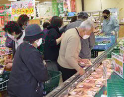牛肉を買い求める来店者