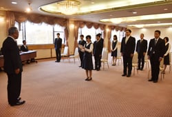 決意を述べる早川さん（右）（4月3日、長野県上田市大手）