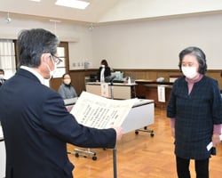長野県知事賞を受賞した角田さん（右）（安曇野市豊科）