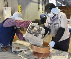 ふるいにかける生産者