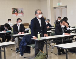 市場に御礼を伝え協力を要請する坂田きのこ専門委員長
