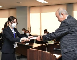 辞令を受け取る新採用職員の吉田さん(左)
