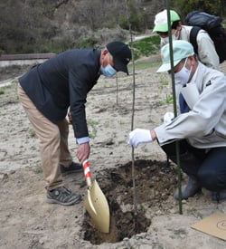 駒村実行委員長が「ふじ」の苗木を植樹