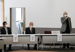 会長就任の意気込みを話す原田新会長（右）（6日、長野県松本市で）