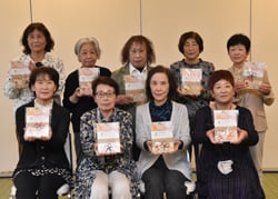 完成を喜ぶ編集委員
