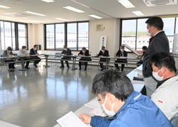 設置会議で現状の生育状況などを共有した