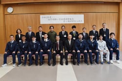 南信州担い手就農研修制度第6期研修生8名とJA、行政関係者