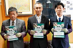 教材を寄贈したJAの中村専務（左）大町市教育委員会の中村教育長（中央）教材の寄贈に同行したJAの丸山所長（右）