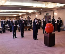 目標達成に向けて参加者全員で手締め