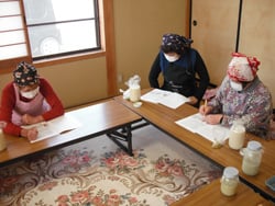 ニンニクこうじづくりを学ぶ参加者（3月28日、長野県上田市真田町）