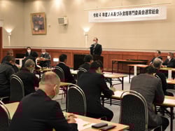 共進会の表彰式で賞状を受け取る受賞者
