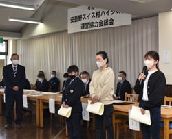 ベスト生産者賞の帯刀さん（右）、運営協力会会長賞の滝沢農園（中央）、ハイジの里賞の飯沼さん（左）
