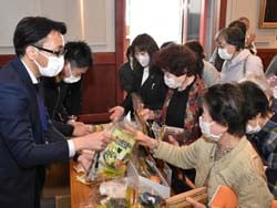 商品を買い求める部員たち