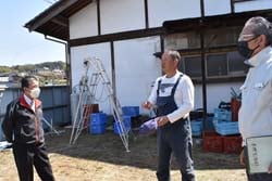 寺沢組合長（左）に現状や課題を話す安田さん（中央）
