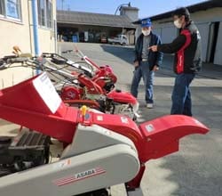 管理機を説明する職員