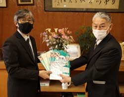 泉野小学校に「農業とわたしたちのくらし」を寄贈した茅野中央支所