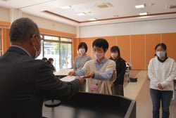 修了証書を受け取る受講生