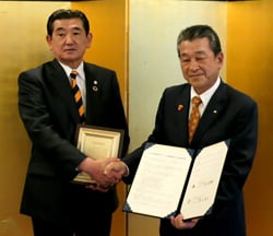 協定締結した数又組合長（左）と寺沢組合長（右）