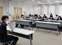 熱心に説明を聞く参加者