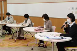 積極的に意見を交換する参加者（11日　長野県松本市で）
