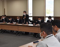 あいさつをする寺沢組合長