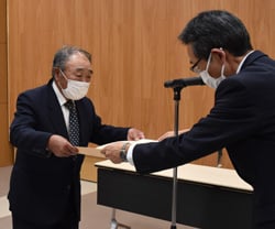 最優秀賞を受賞した近藤さん（長野県飯田市で）