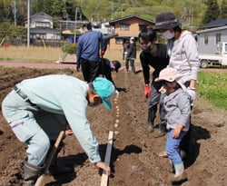 農作業を楽しむ参加者（長野県飯田市で）