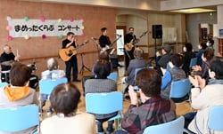 曲に合わせて手拍子でコンサートを楽しむ参加者ら