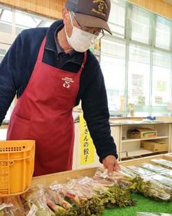 多種多様な山菜でにぎわう特設コーナーに山ウドを出品する一ノ瀬さん
