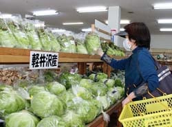 野菜を買い求める利用者