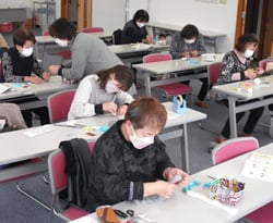 ボンボンストラップを作る参加者