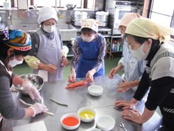 模様を作る参加者