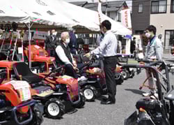 機械がズラリ並ぶ会場