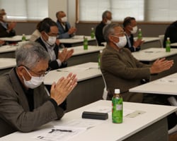 拍手で議案を採択する部会員（26日、長野県松本市にて）