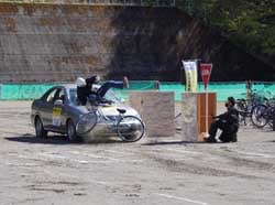 自転車と自動車の出会い頭の事故を再現したスタント