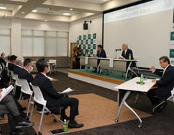 真剣に検討をする参加者たち